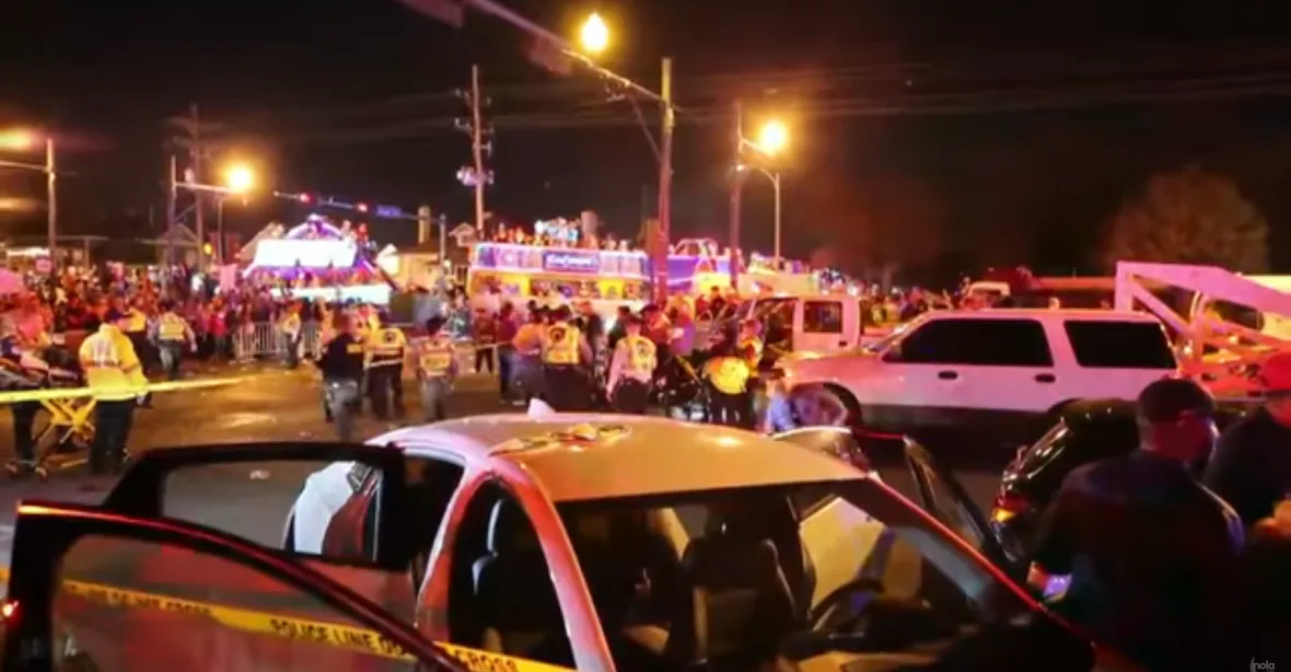 V New Orleansu najel muž s autem do lidí, tři desítky zraněných