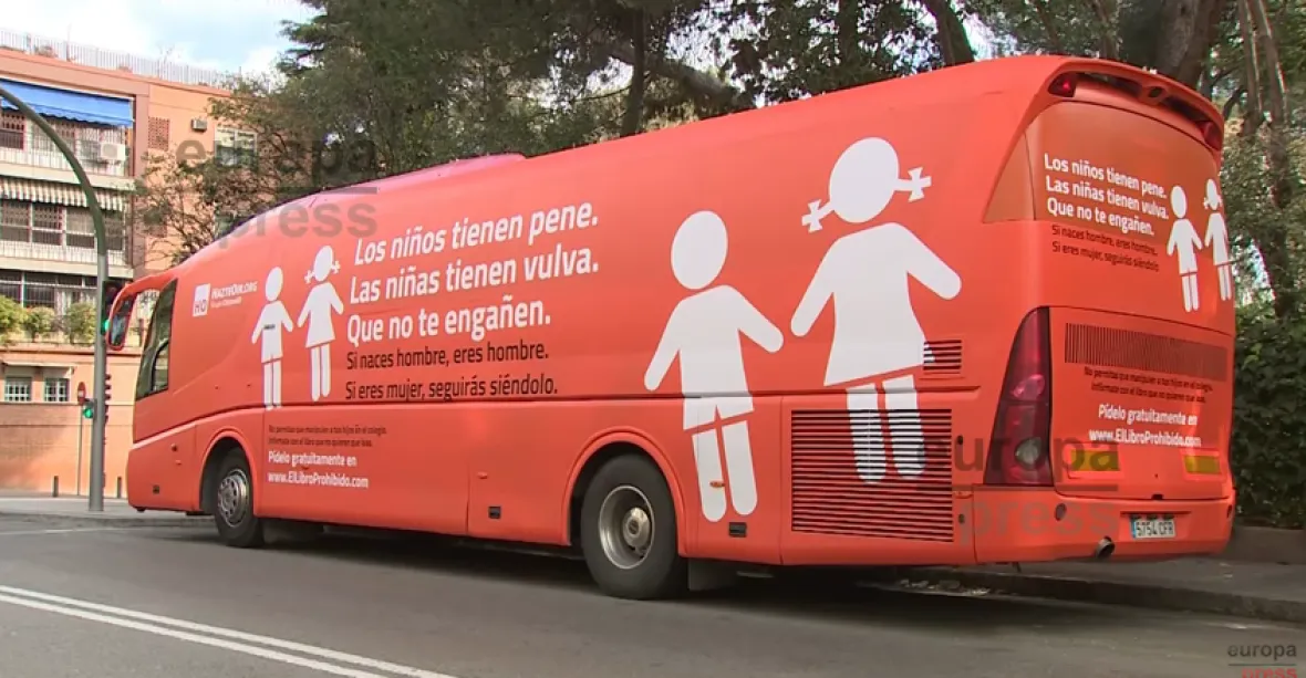„Zločin z nenávisti.“ Madrid zabavil anti-transgenderový autobus