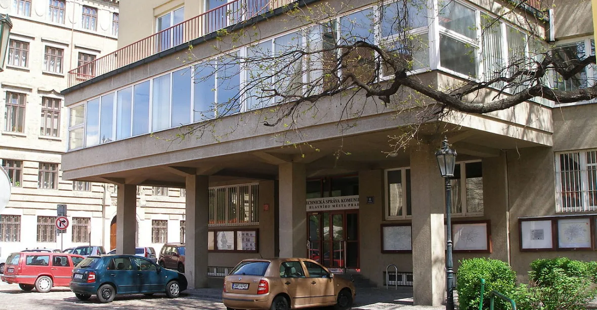 Po policejní razii v pražském sídle TSK padla obvinění tří lidí a firmy