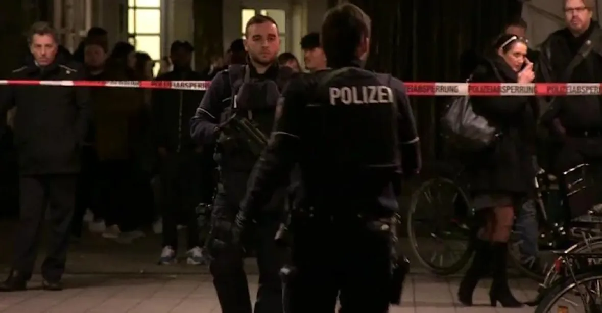 Na nádraží v Düsseldorfu zaútočil muž sekyrou. Několik zraněných