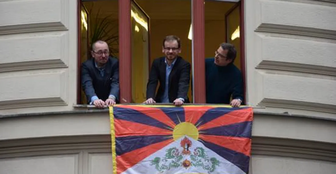 Krnáčové navzdory. Topka vyvěsila z magistrátu tibetskou vlajku