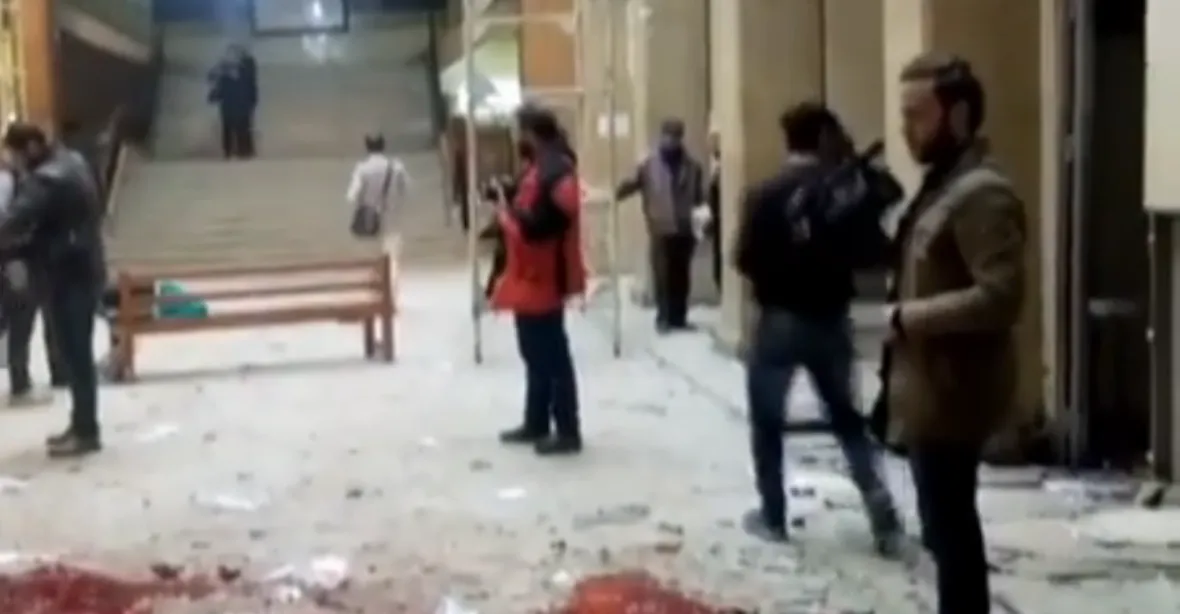 Na justiční palác v Damašku zaútočili atentátníci. Obětí jsou desítky