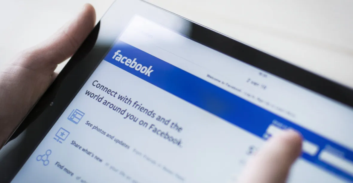 Facebook bojuje s fake news, upozorní uživatele na jeho šíření