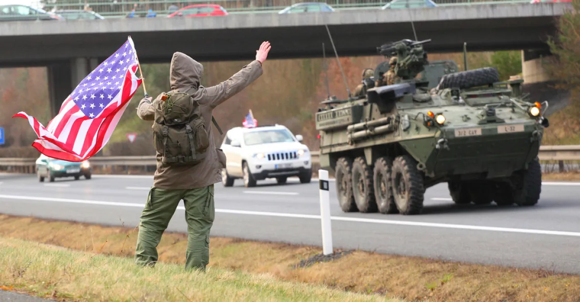 Podívaná pro fanoušky. Českem projíždějí americké Strykery a Hummery