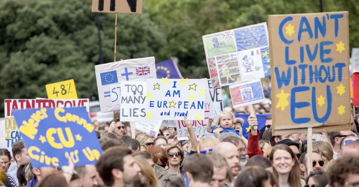 V Londýně a Edinburghu tisíce lidí protestovaly proti brexitu