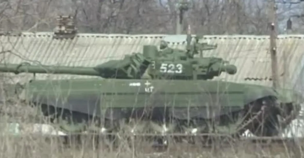 Putin poslal k ukrajinské hranici desítky moderních tanků
