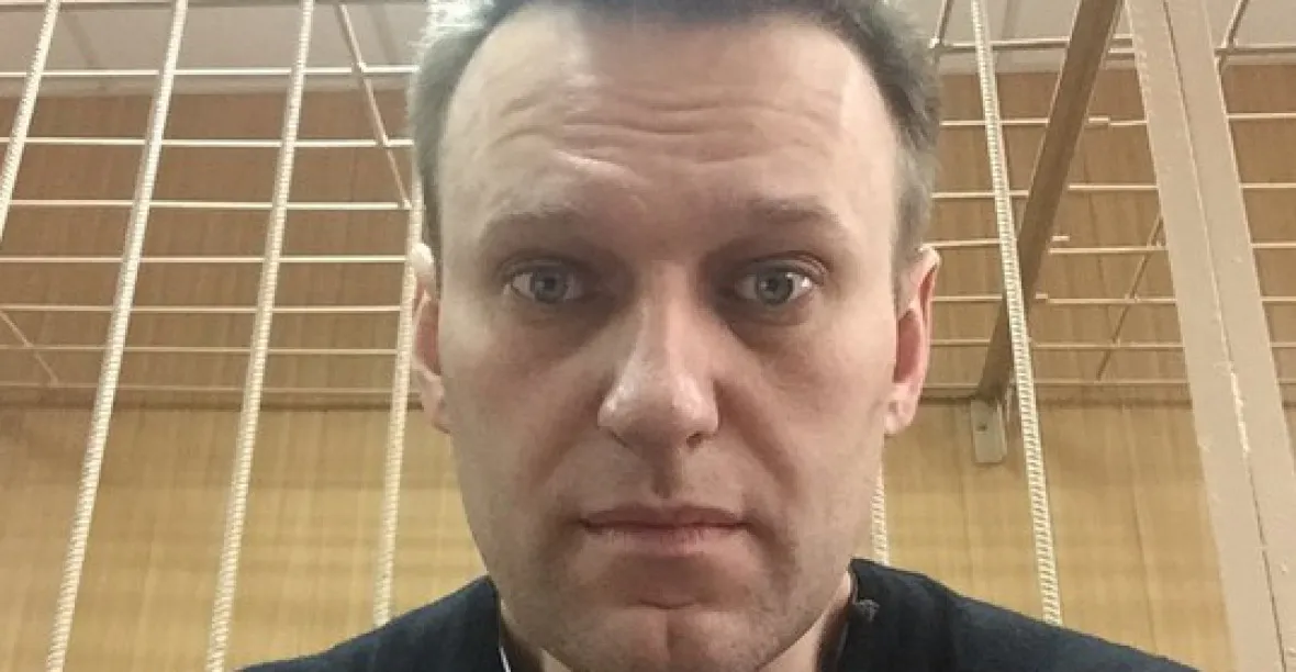 Navalnyj poslal selfie od soudu: Jednou je budeme soudit my