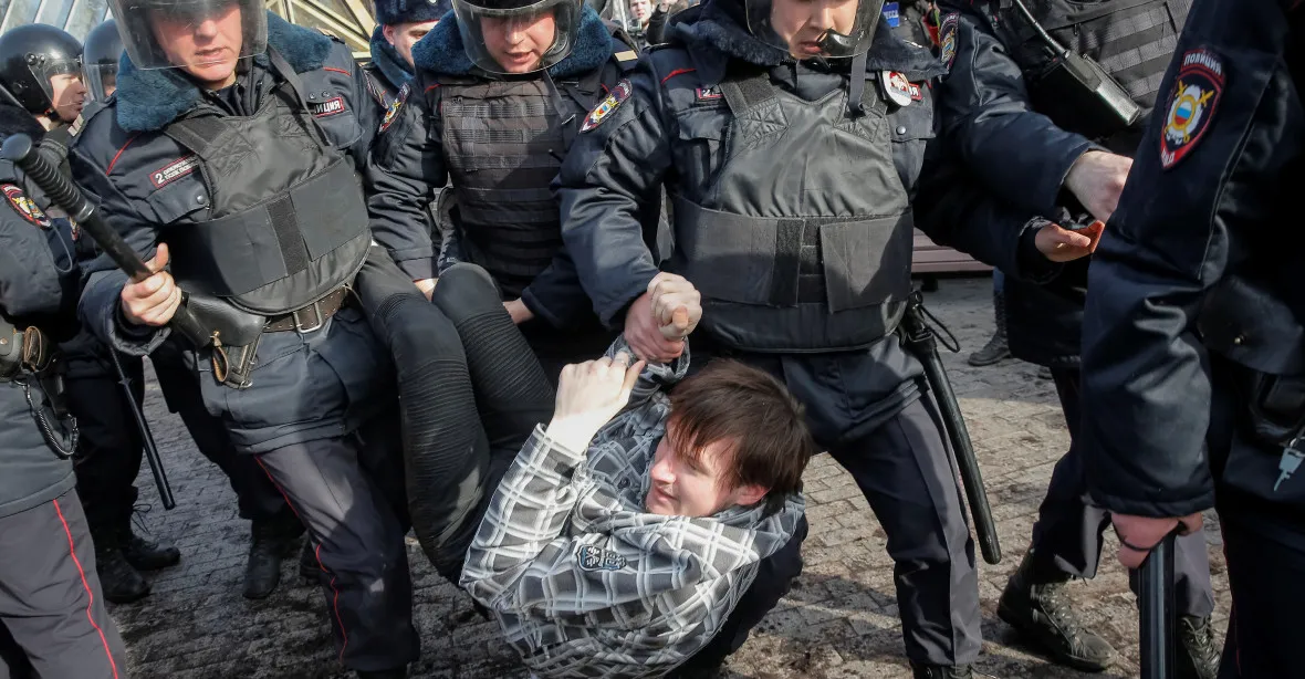 Stovky zadržených v Moskvě spí na střídačku. Trpí hladem a žízní