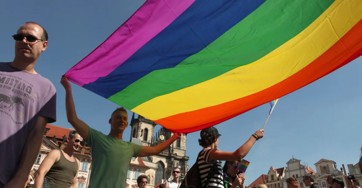 Zemřel autor duhové vlajky. Za práva gayů vlaje od roku 1978