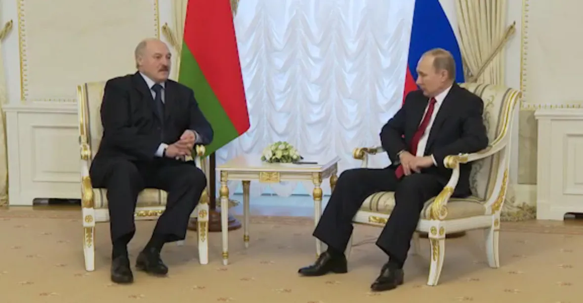 Rozvod nebude? Putin a Lukašenko se v Petrohradu znovu sblížili