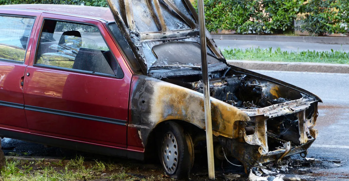 V Praze v noci hořela dvě auta, která zřejmě někdo zapálil
