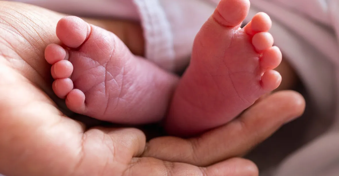Dítě po překotném porodu doma zemřelo. Rodiče si stěžují na necitlivou policii