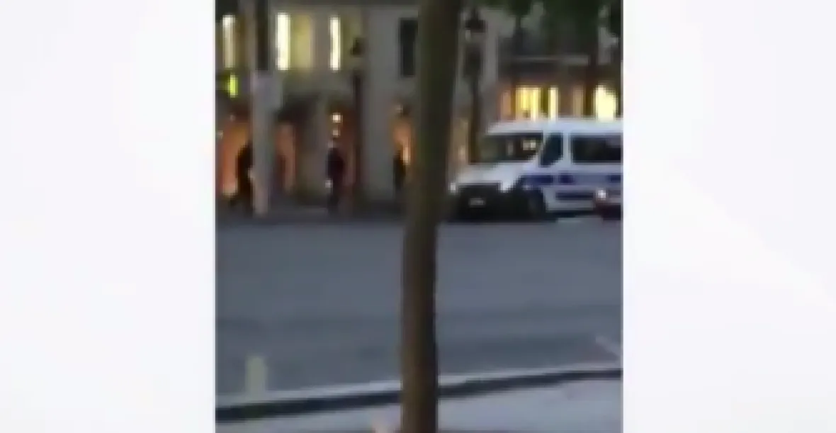 Video z místa činu: Útok v Paříži natočil chodec na mobilní telefon