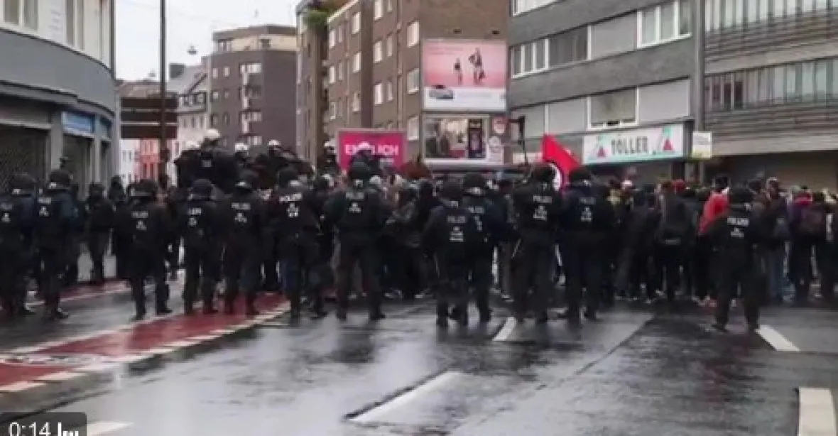 Dramatický sjezd AfD: Spory mezi delegáty, násilné protesty ve městě