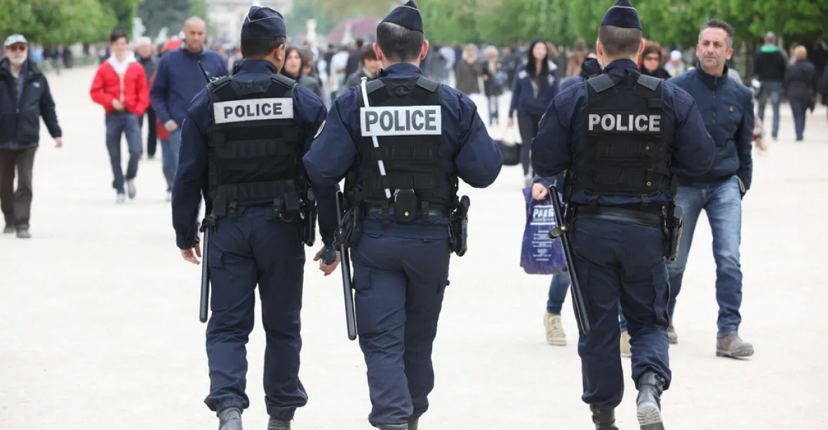 V Paříži vytáhl muž na policisty nůž. Na nádraží vypukla panika