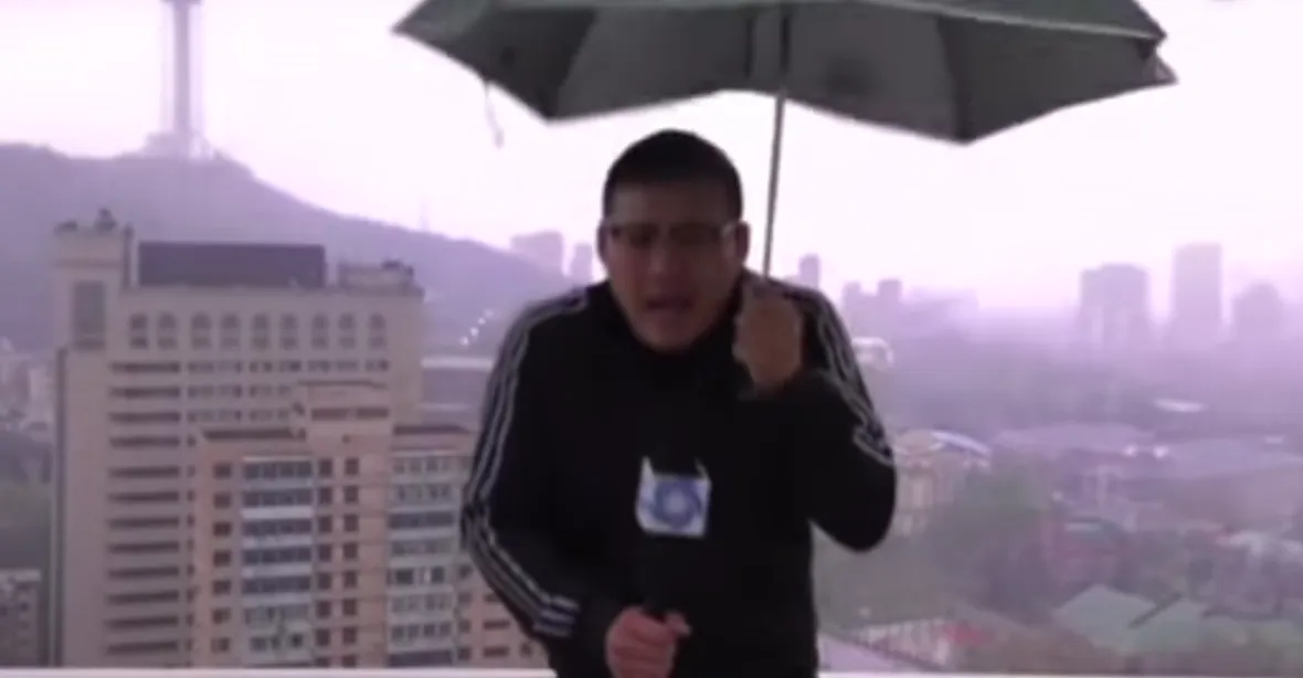 VIDEO: Čínský novinář natáčel o bouřce. Zasáhl ho blesk