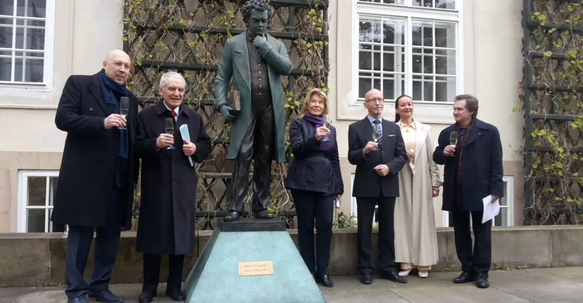 Sochařka Chromy odhalila v Praze svou další sochu