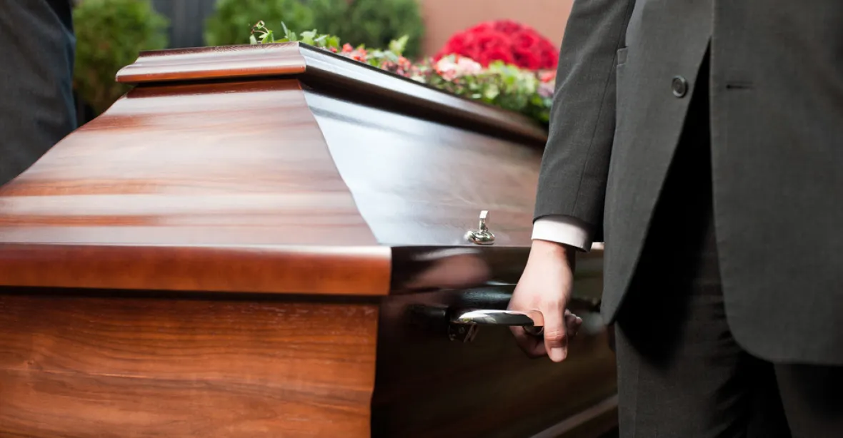 Konec papírových rakví. Sněmovna změnila pravidla pohřebnictví