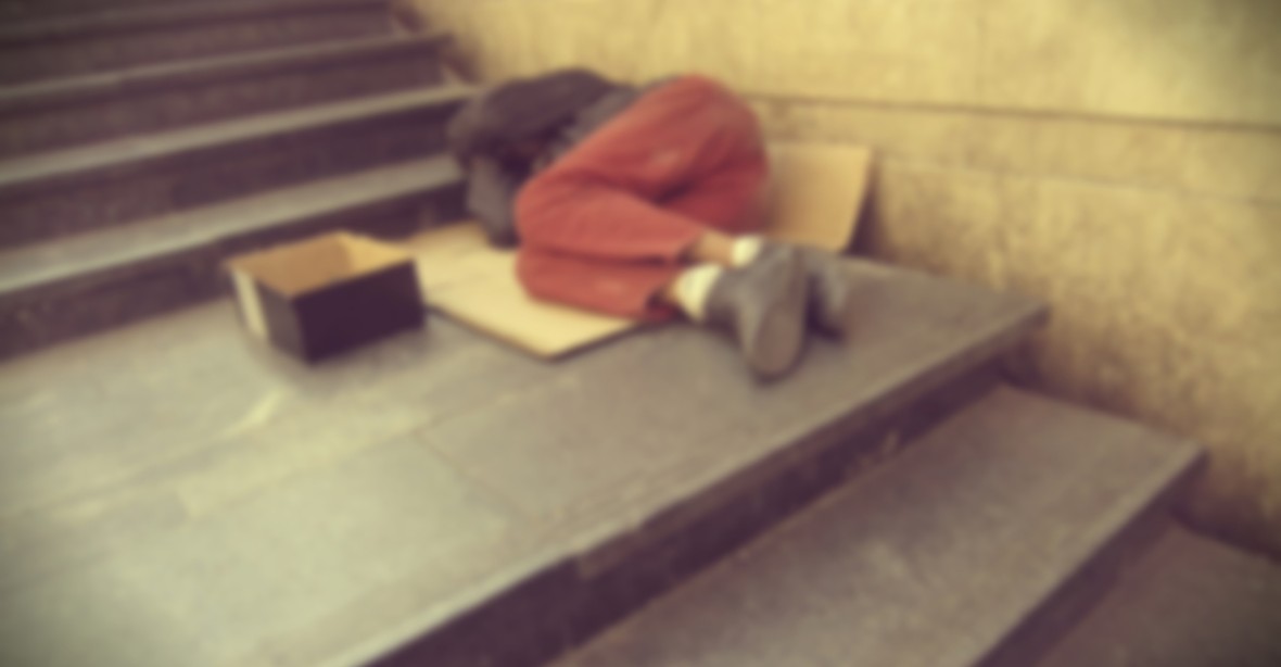 Strážníky v Brně hromadně napadlo dvacet bezdomovců