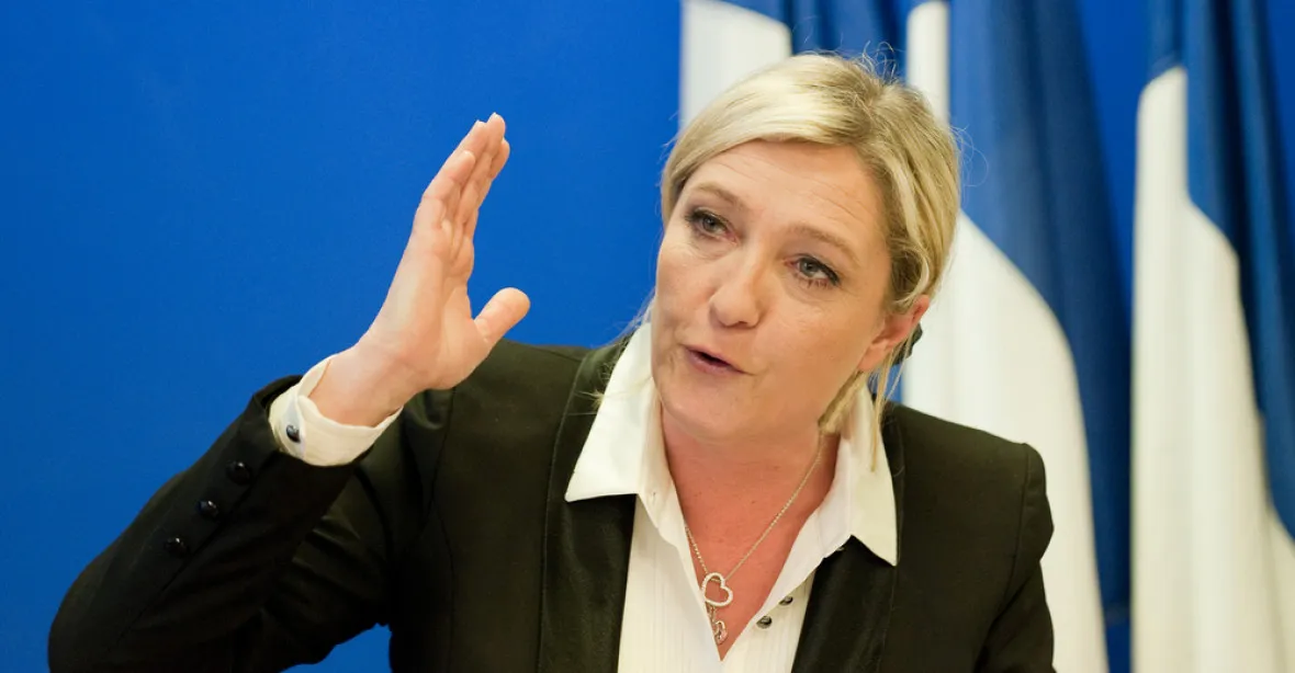 Zablokujte Macrona, vyzývá levicové Francouze Le Penová