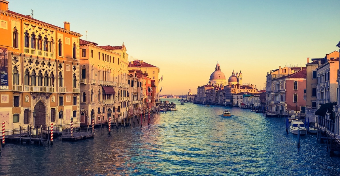 Přeplněné Benátky začínají s omezováním počtu turistů
