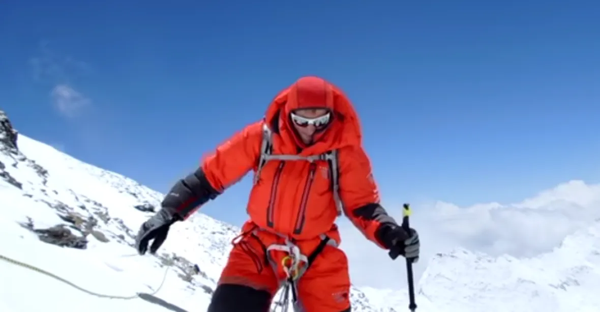 Zemřel slavný horolezec Ueli Steck, nepřežil pád v Himalájích