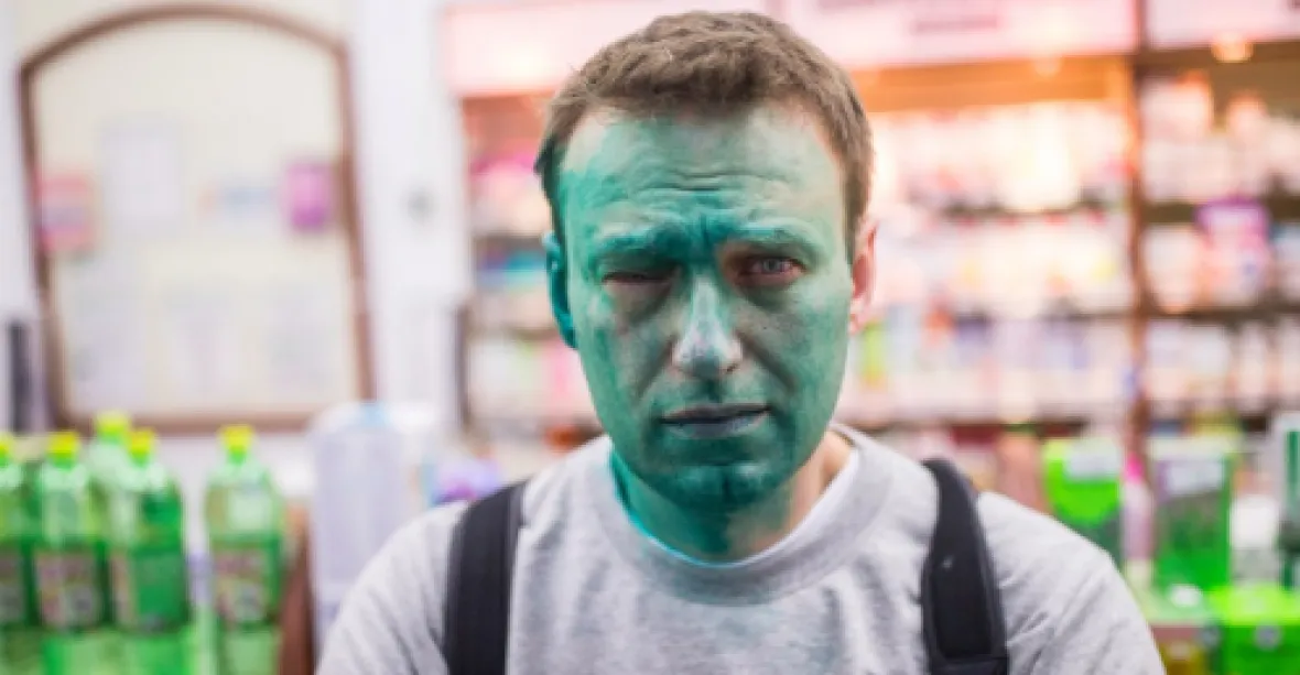 Navalnyj obviňuje Kreml z útoku chemikálií, možná oslepne na pravé oko