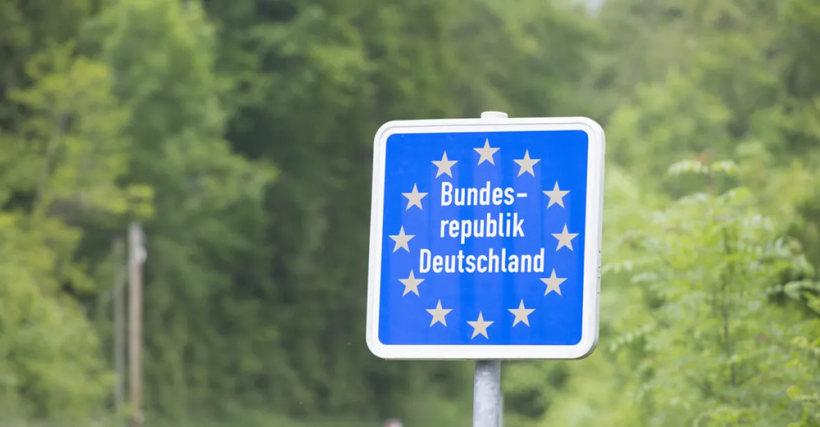 Německo nechce ukončit hraniční kontroly. Navzdory Evropské komisi