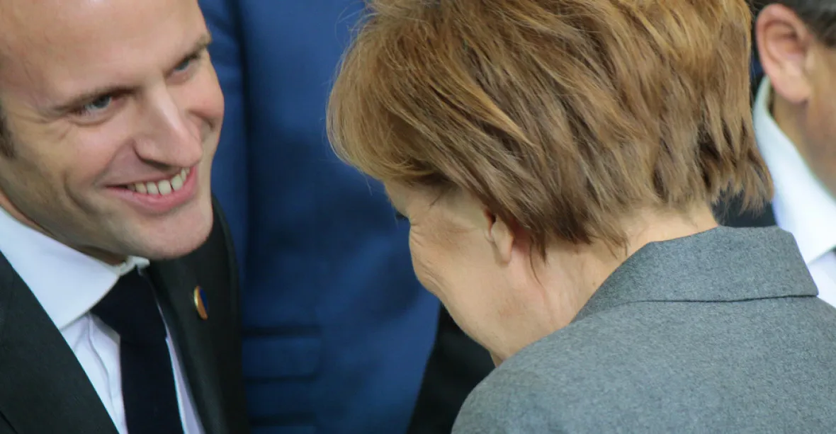Merkelová se těší na Macrona: posílíme eurozónu, společné investice
