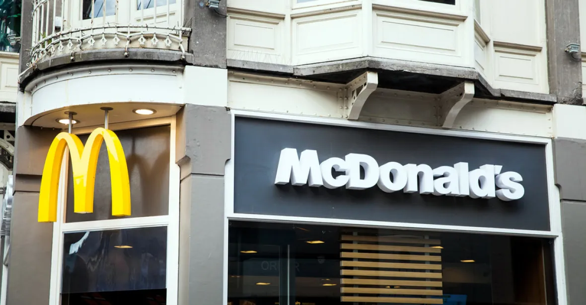 McDonalds’s čelí kritice, pověsil u dveří „rasistické“ nápisy