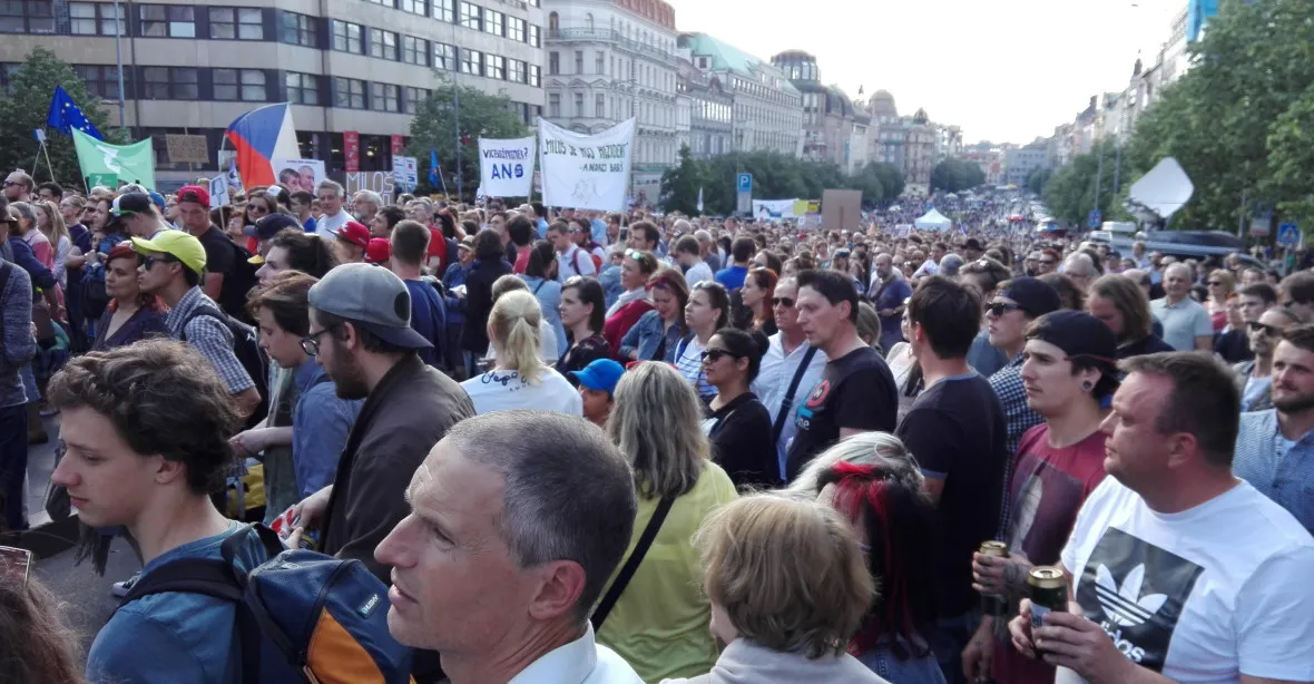 Tisíce lidí protestovaly proti Babišovi a Zemanovi. Pochod šel na Hrad