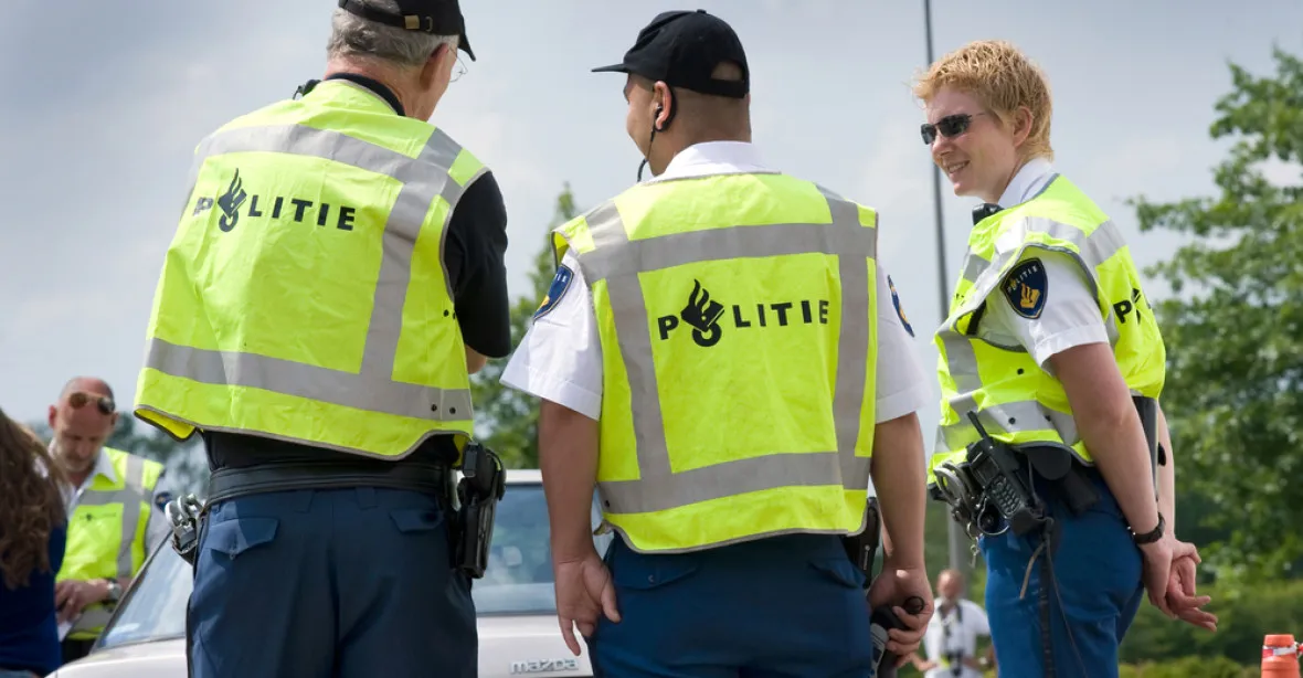Podvolení: Nizozemské policistky se možná budou moci zahalovat