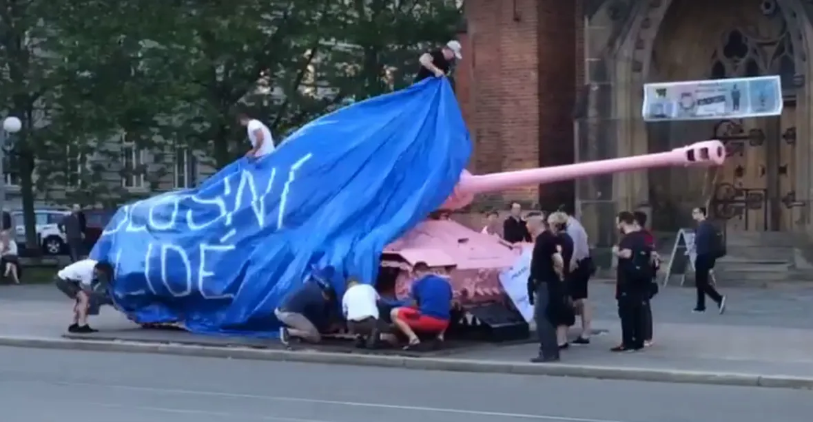 Černého růžový tank zakryla skupina lidí plachtou, hrozí jim pokuta