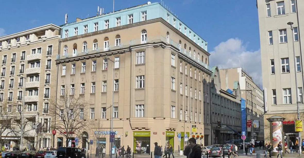 Historický dům na Václavském náměstí začal bourat bagr. I přes protesty