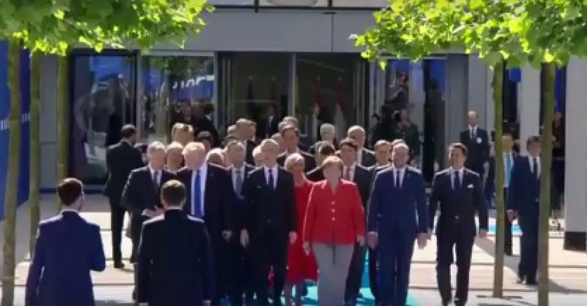 Zeman nebyl na projevech tří klíčových účastníků summitu NATO