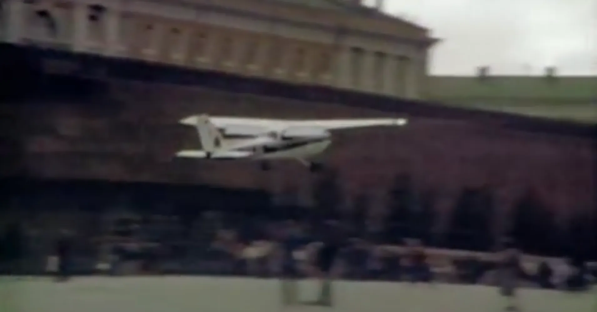 Руст самолет на красной площади. Матиас Руст на красной площади 1987. Cessna 172 Матиаса Руста. Руст приземлился на красной площади в 1987. Матиас Руст самолет Cessna.