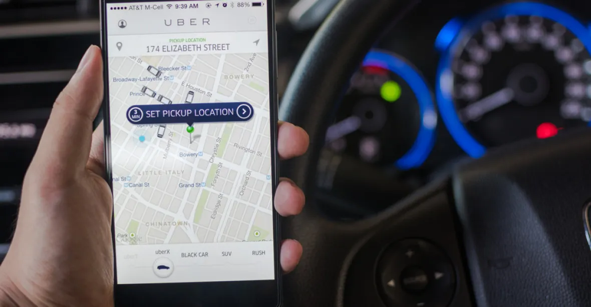 Uber vydal celostránkové inzeráty. Brání se proti regulaci