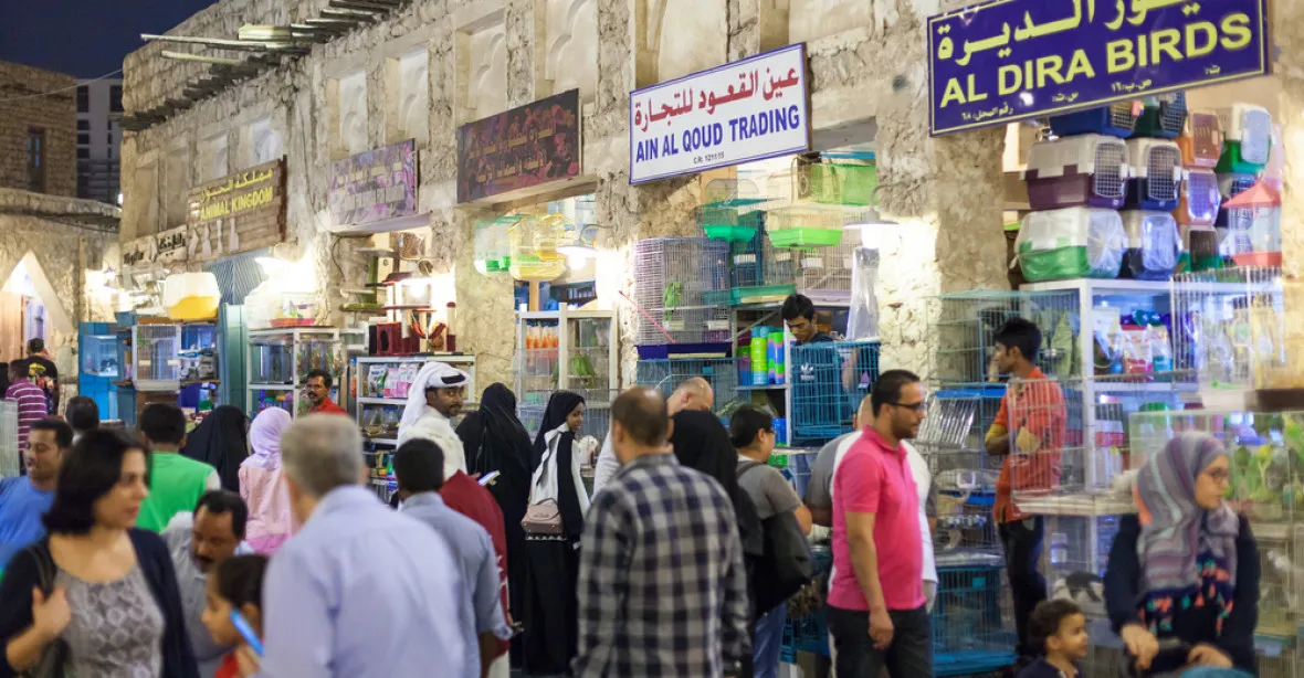 Nákupní horečka v Kataru: lidé po uzavření hranice vykupují obchody