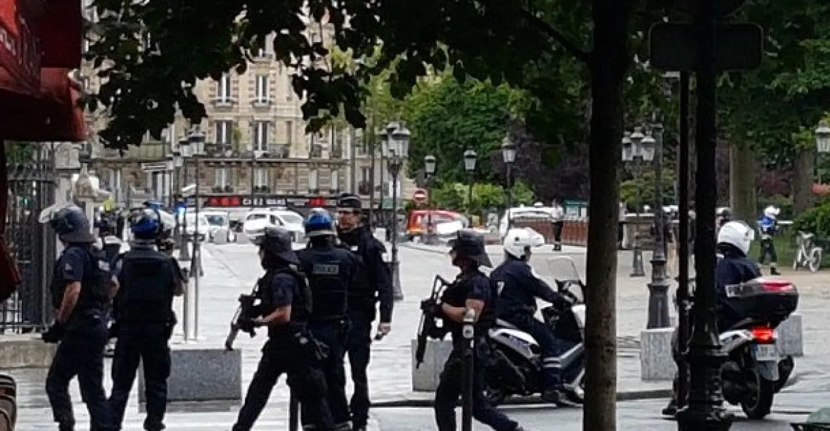 U katedrály Notre-Dame se střílelo. Incident vyšetřuje protiteroristický tým