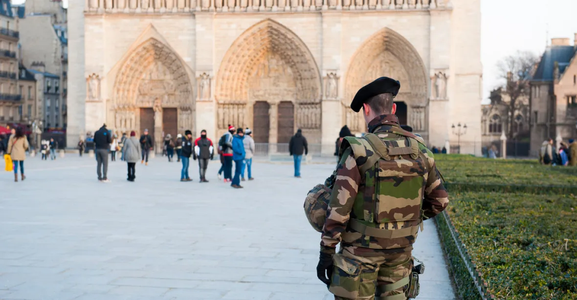 Útok kladivem na policistu v Paříži byl terorismus, potvrdila policie