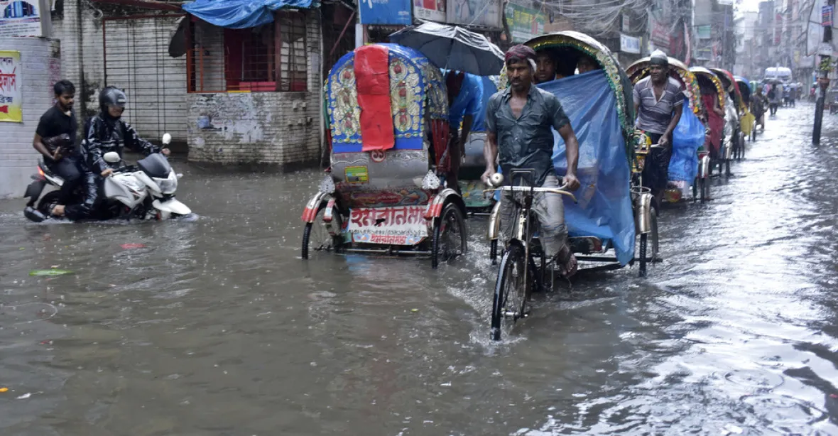 Sesuvy a záplavy v Bangladéši už mají 140 obětí