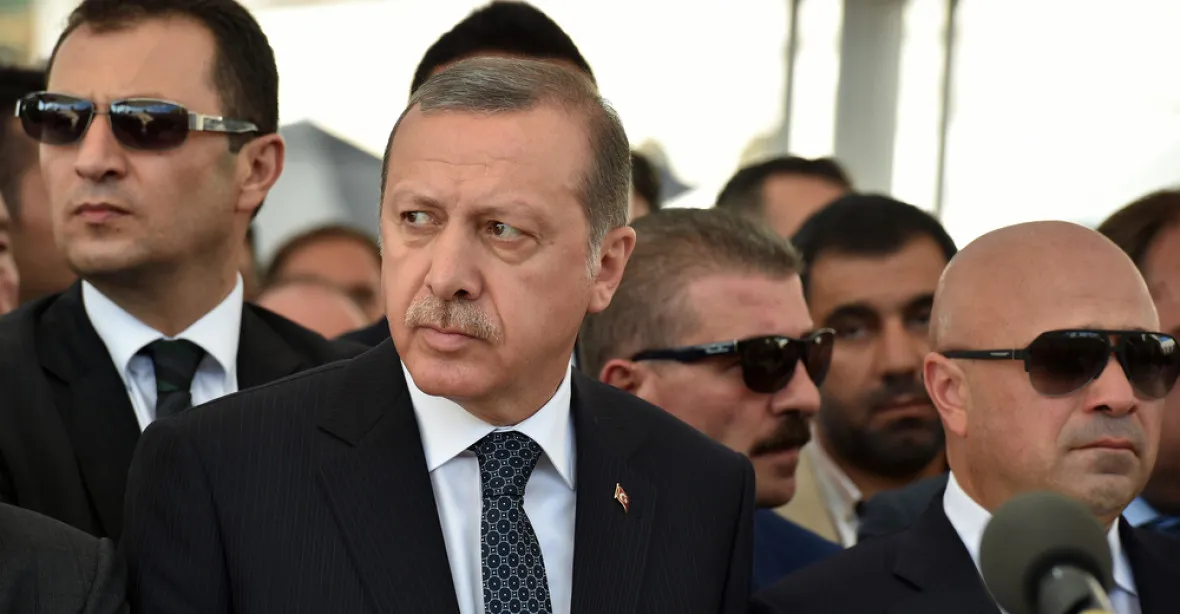 USA vydaly zatykače na Erdoganovu ochranku. Útočila na demonstranty