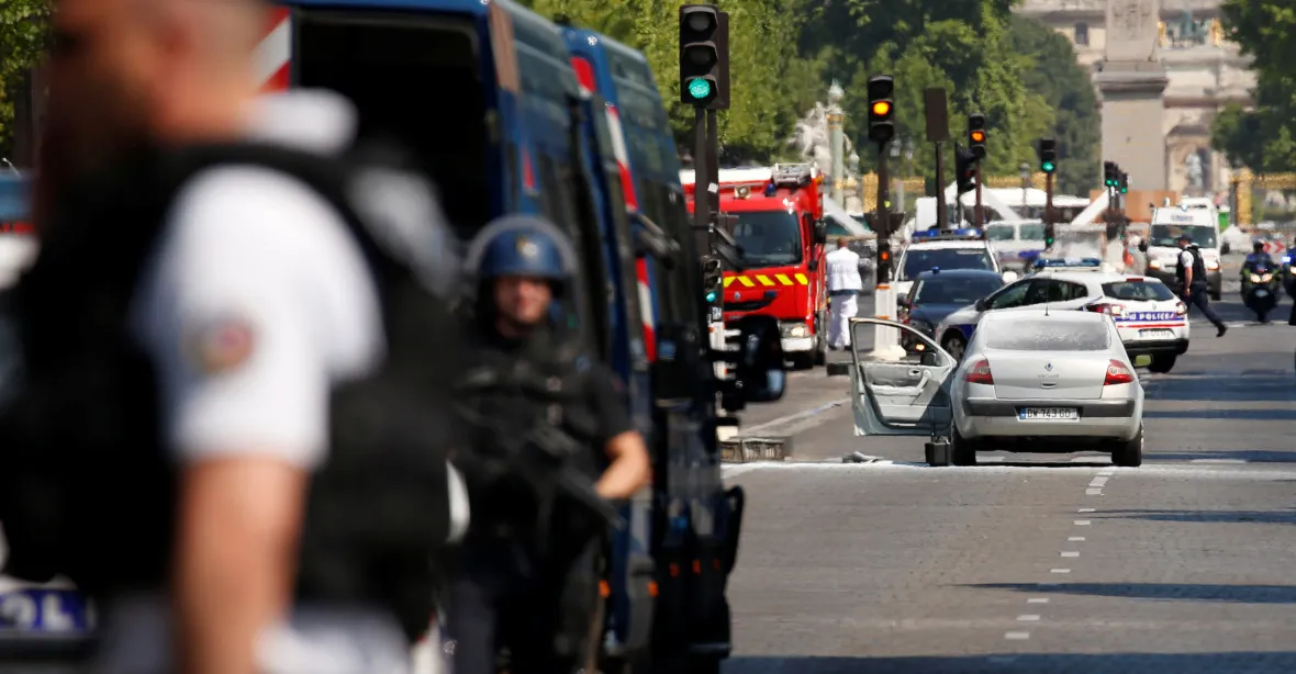 Na Champs-Élysées útočil ozbrojený džihádista s autem na policii