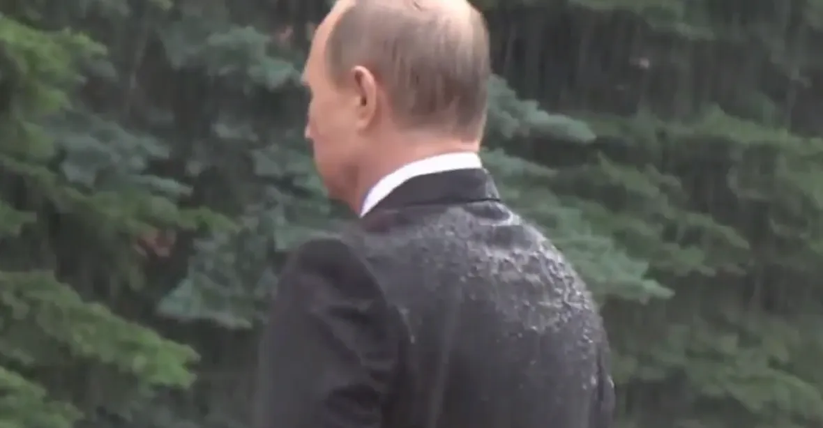 Scéna jako z Hollywoodu: Putin v prudkém lijáku vzdává hold padlým