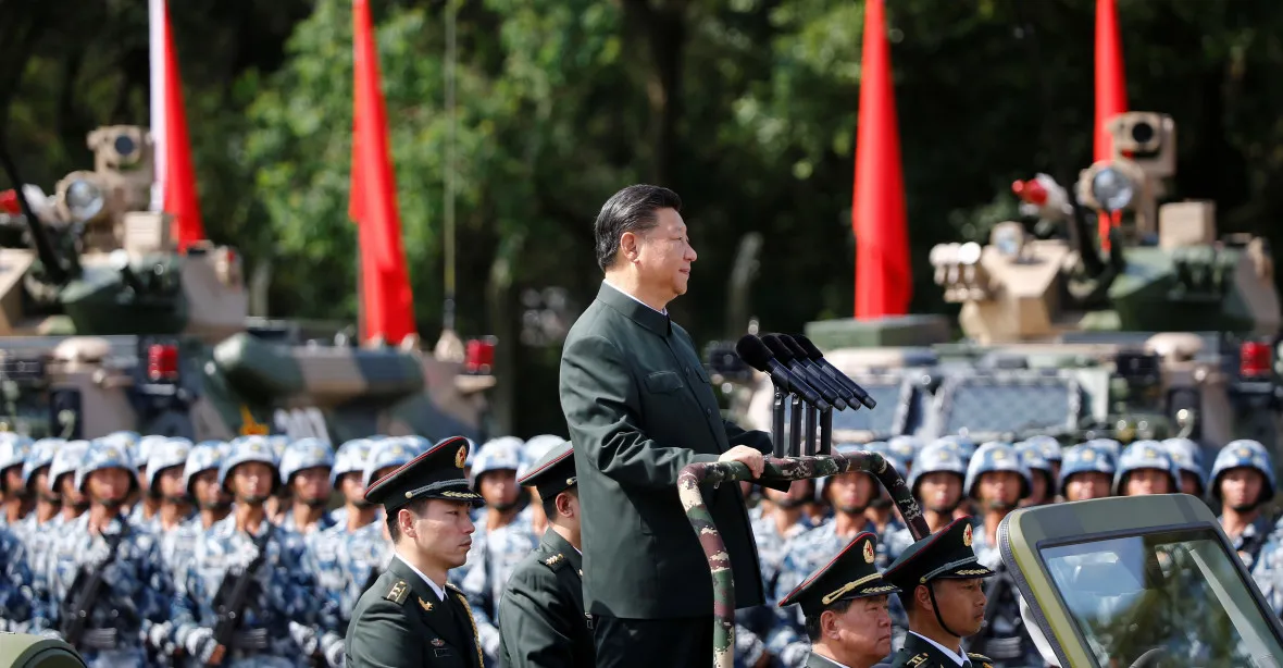 Ukázka moci. Čínský prezident pozdravil vojáky v Hongkongu