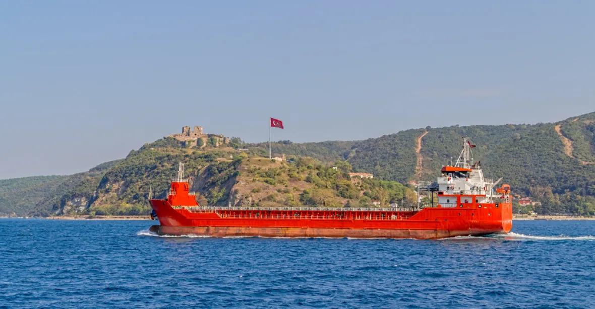 Střelba na moři. Řecká pobřežní stráž zahájila palbu na tureckou loď