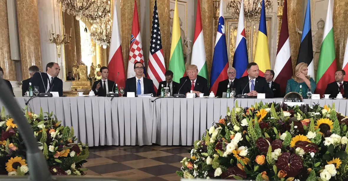 Trump: USA jsou odhodlány udržet mír a bezpečí ve střední Evropě