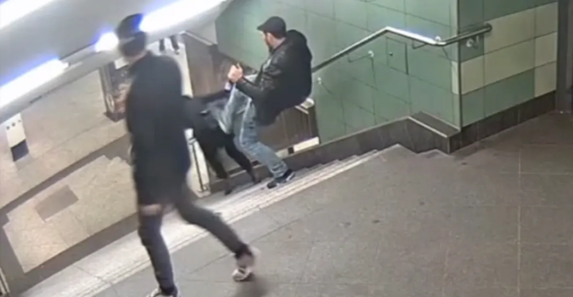 Útočník, který brutálně skopl ženu v metru, si odsedí necelé tři roky
