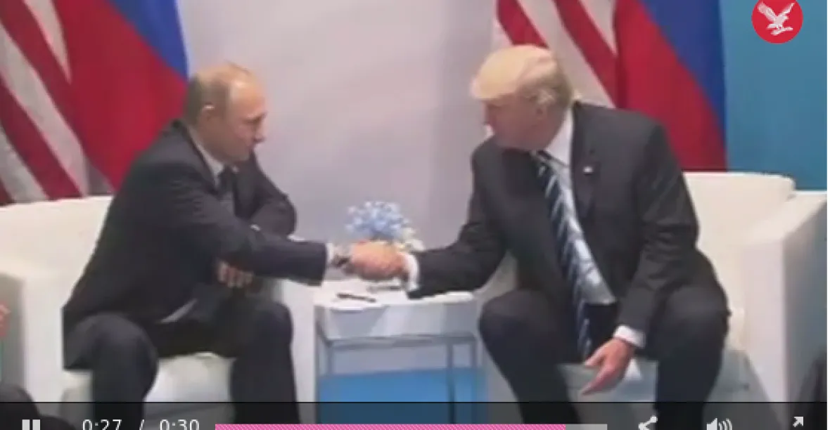 Trumpova řeč těla byla při setkání s Putinem úplně jiná, říkají experti