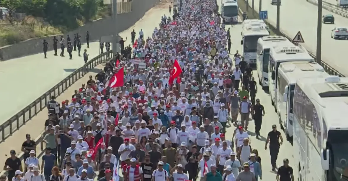 „Nové zrození.“ Statisíce Turků demonstrovaly v Istanbulu proti režimu